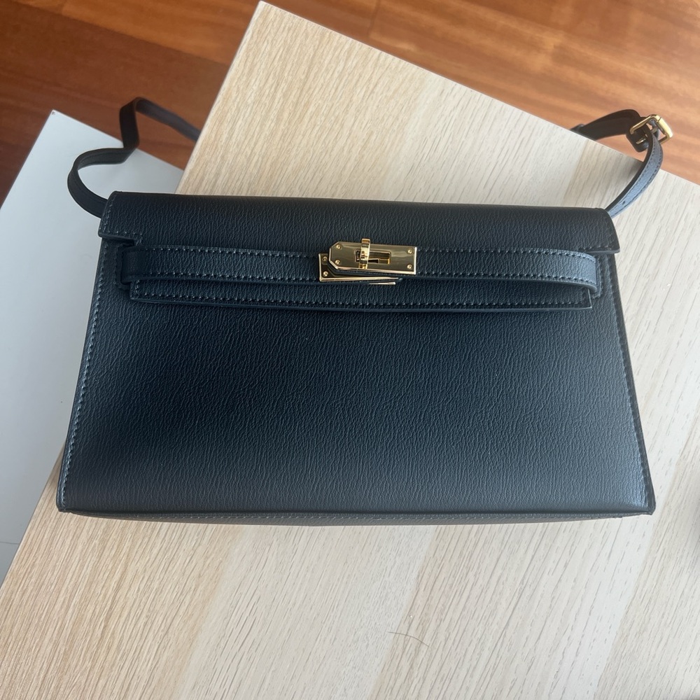 Elegant Black Leather Shoulder Bag